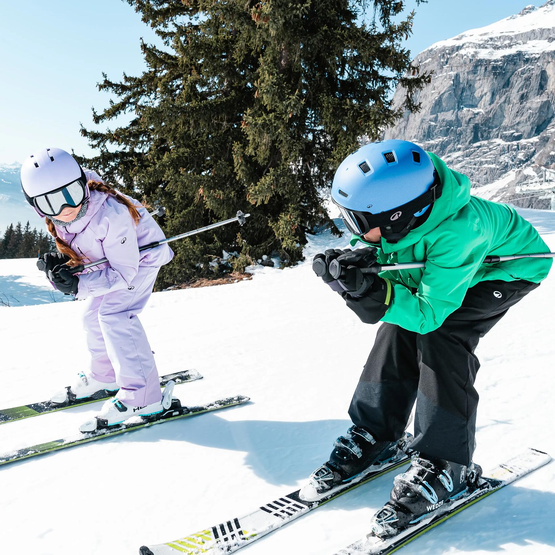 2 enfants qui font du ski en tenues decathlon quechua