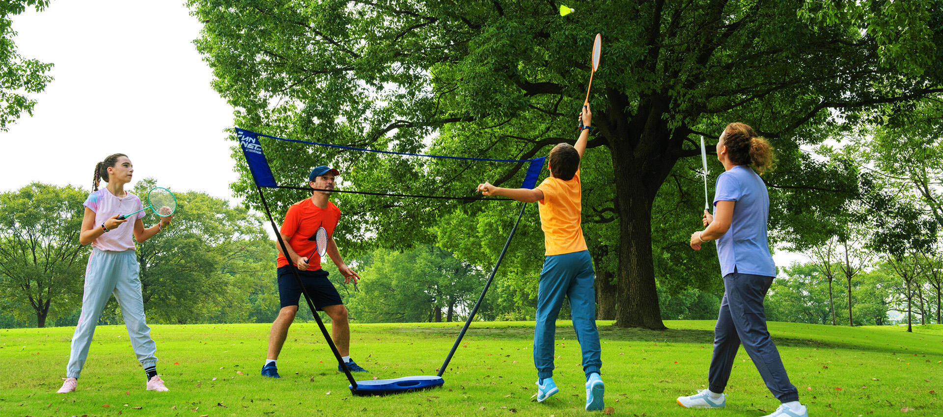 ALEGEREA ECHIPAMENTULUI PENTRU BADMINTON ÎN AER LIBER