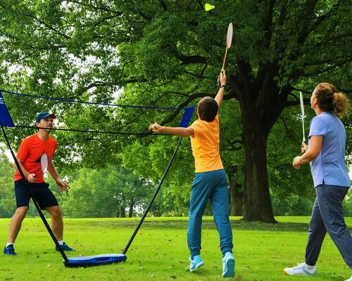 ALEGEREA ECHIPAMENTULUI PENTRU BADMINTON ÎN AER LIBER