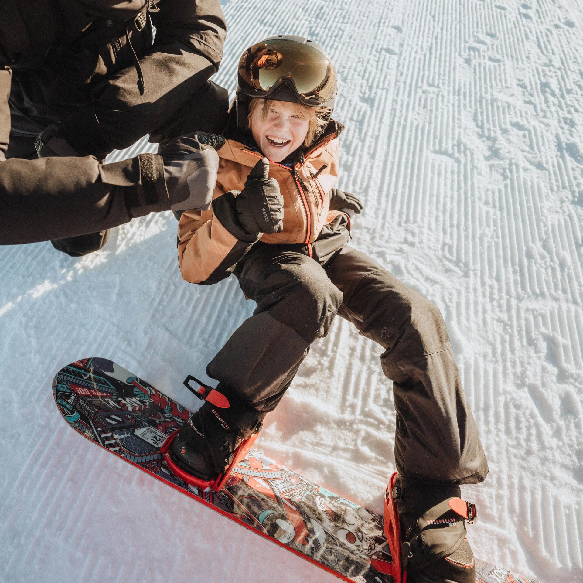 garçon en snowboard qui est dans la neige