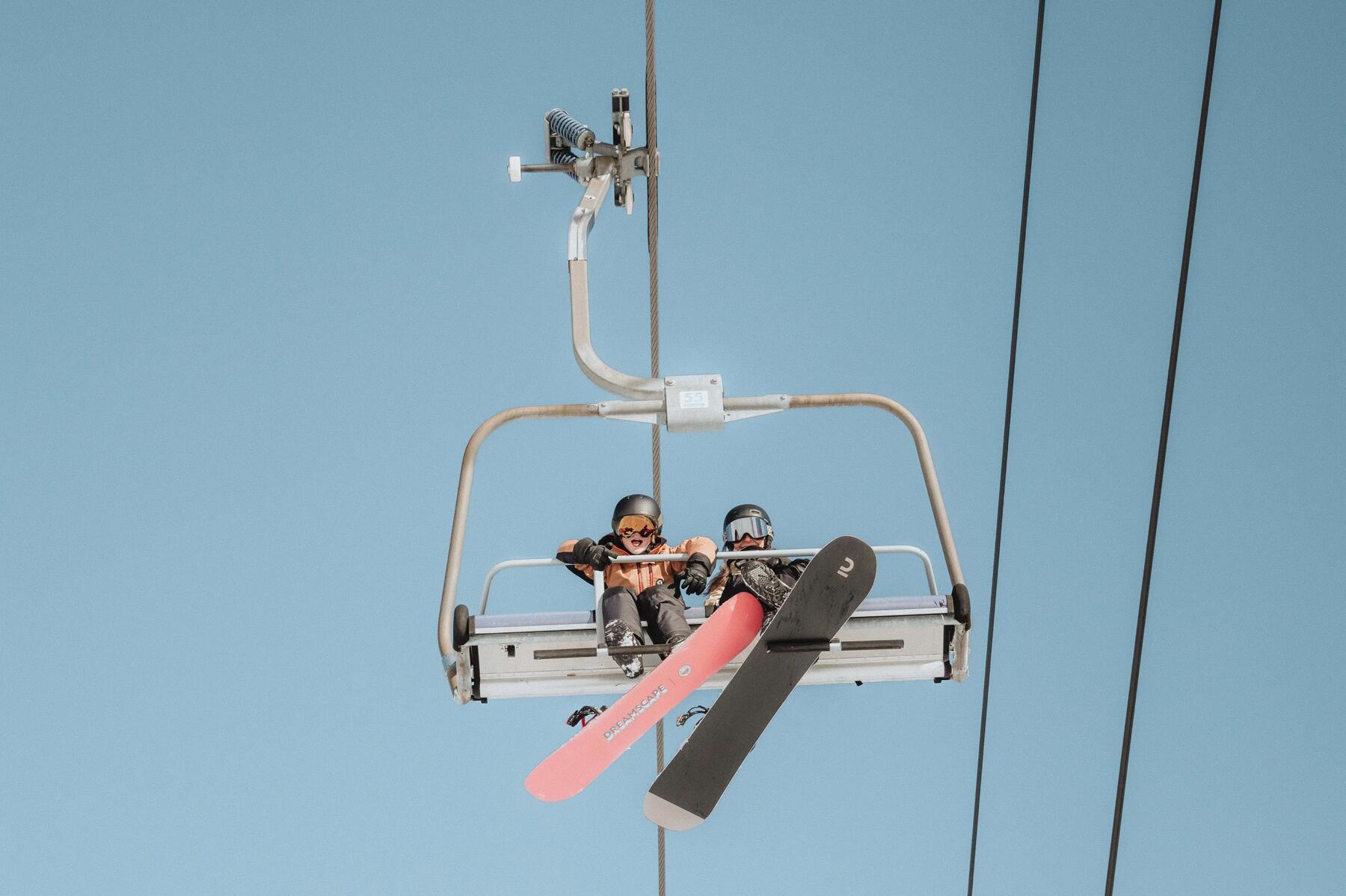 niños en telesilla pista de esquí
