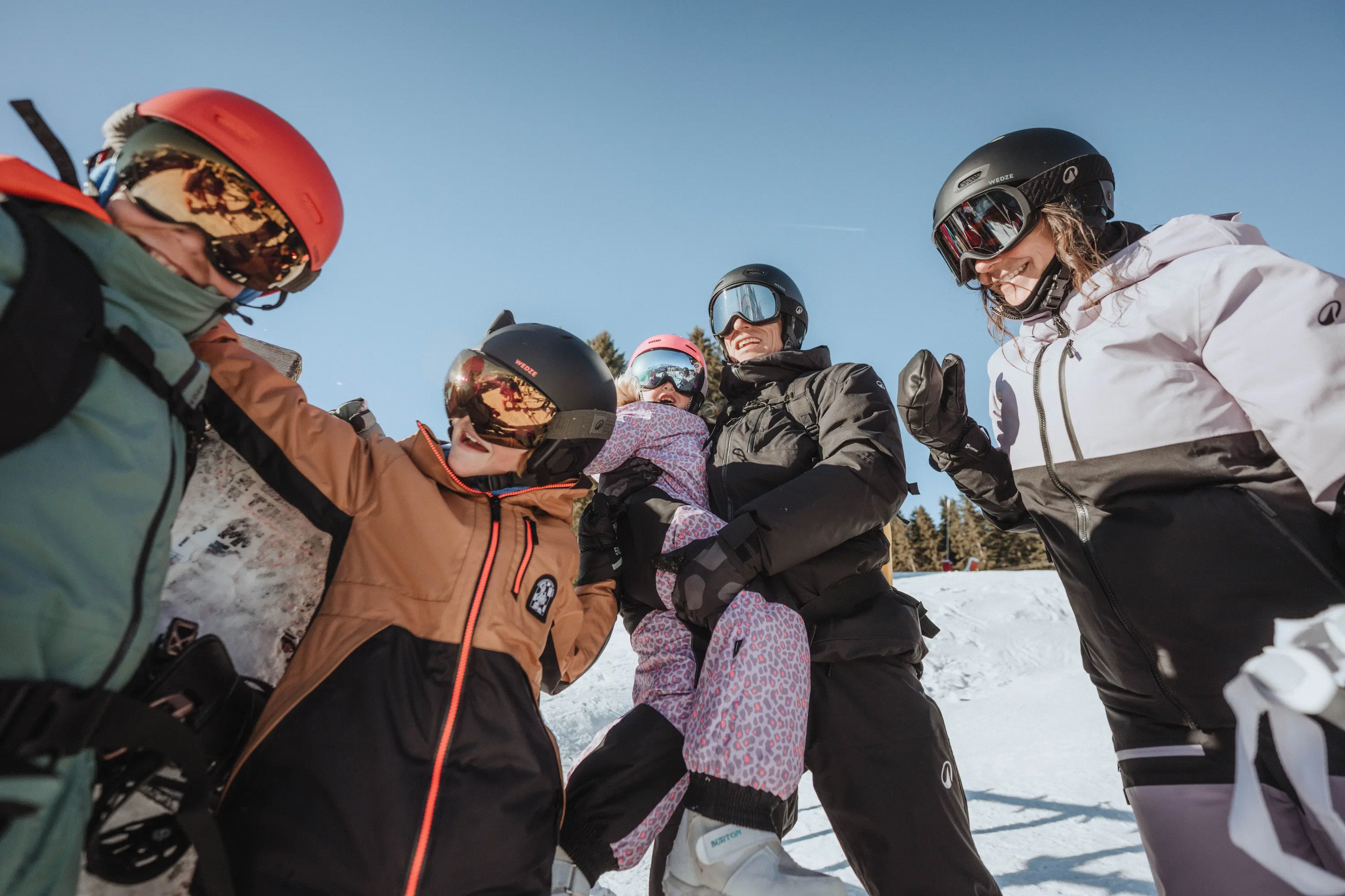 Família feliz na neve