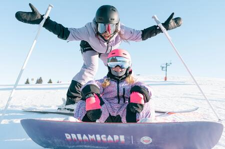 Familie beim Snowboarden
