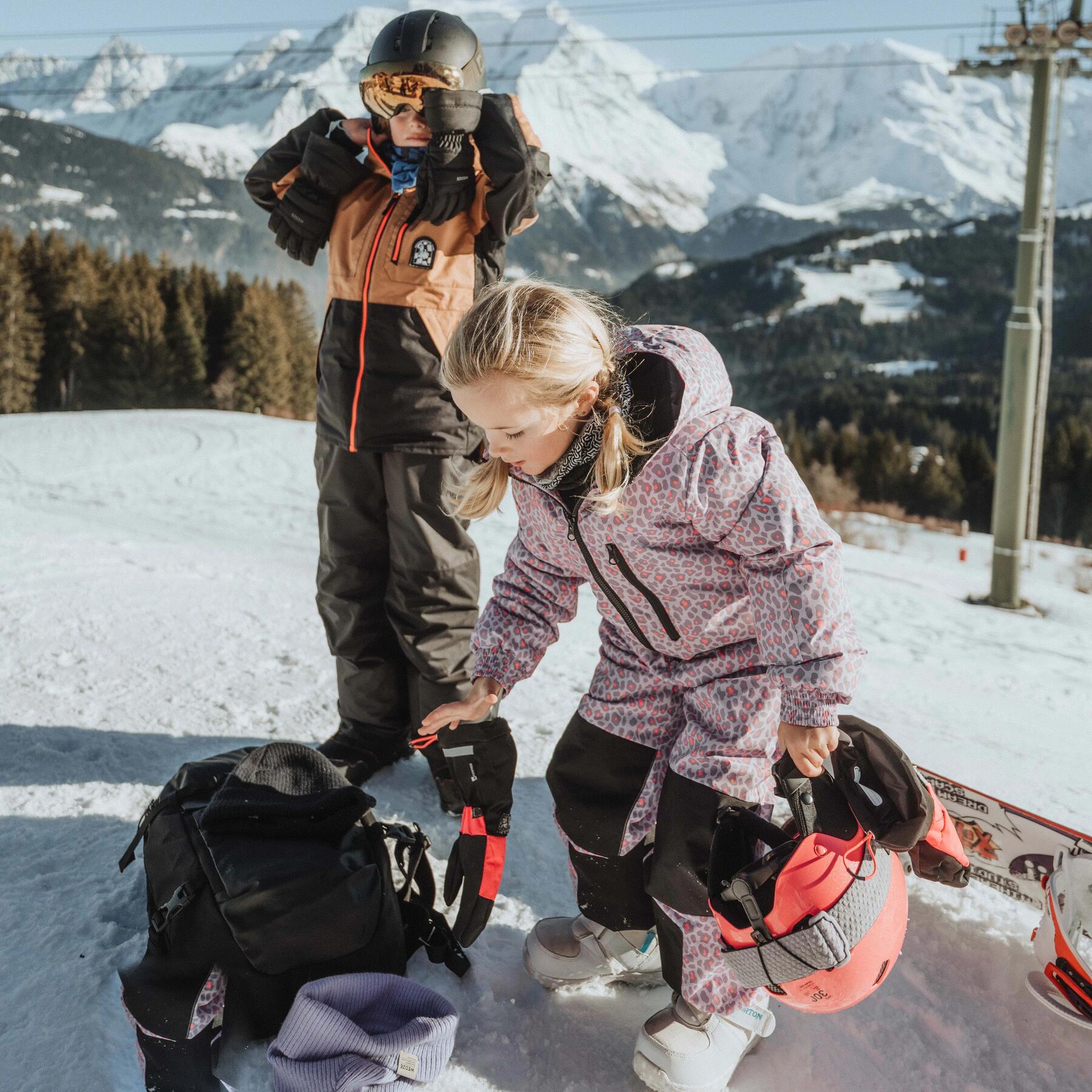 petite fille qui porte une combinaison de ski quechua decathlon