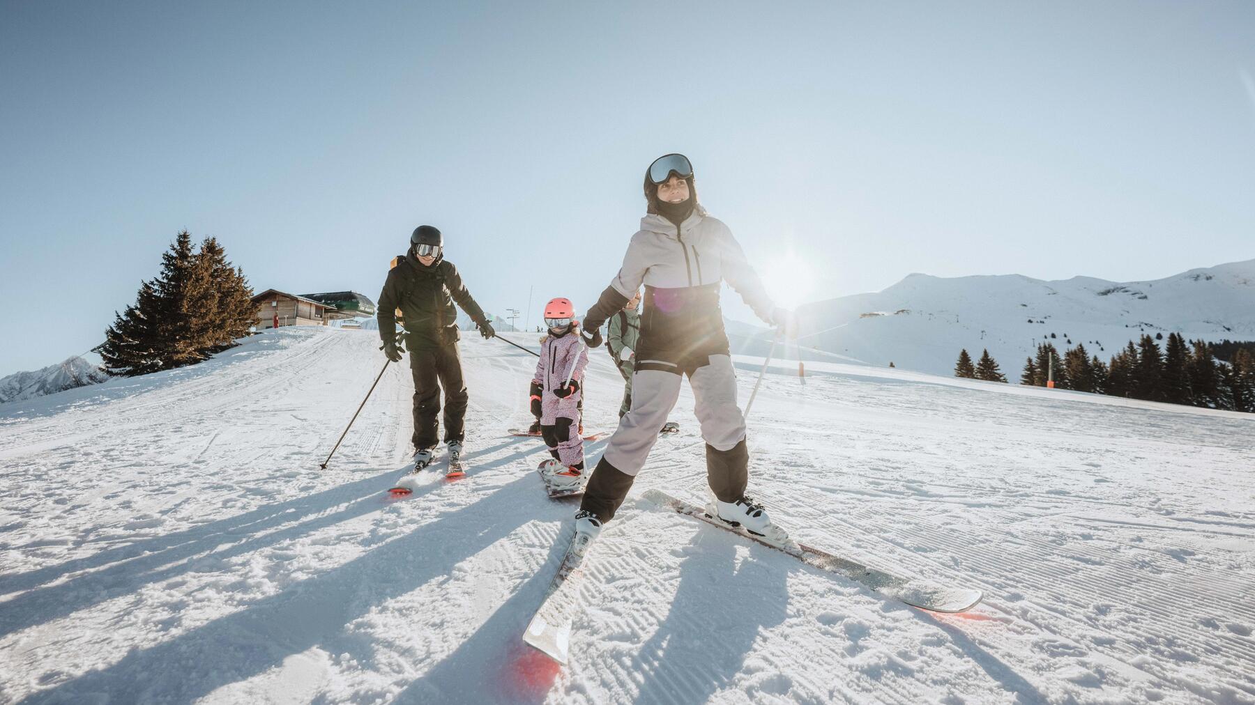 Rodzina ucząca się jeździć na nartach i snowboardzie