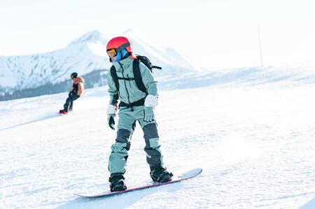 Familie beim Snowboarden