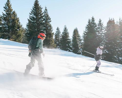 Kobieta i mężczyzna w kaskach i goglach uprawiający sporty zimowe na stoku w Polsce