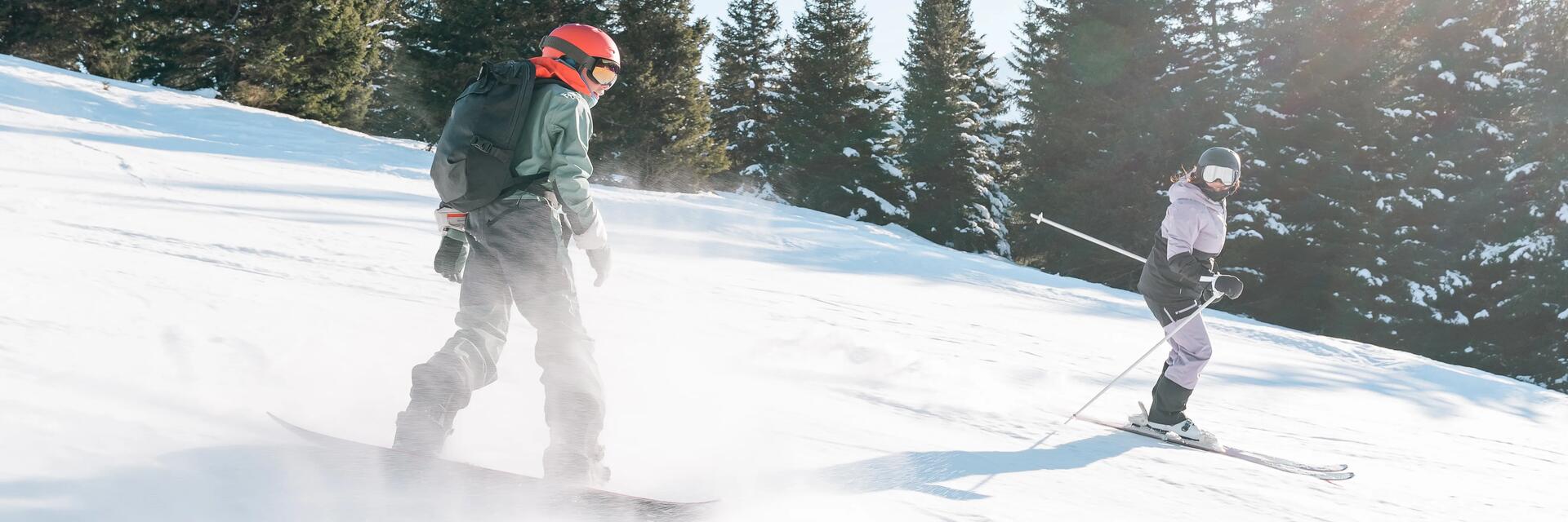Vrouw aan het skiën in de bergen.