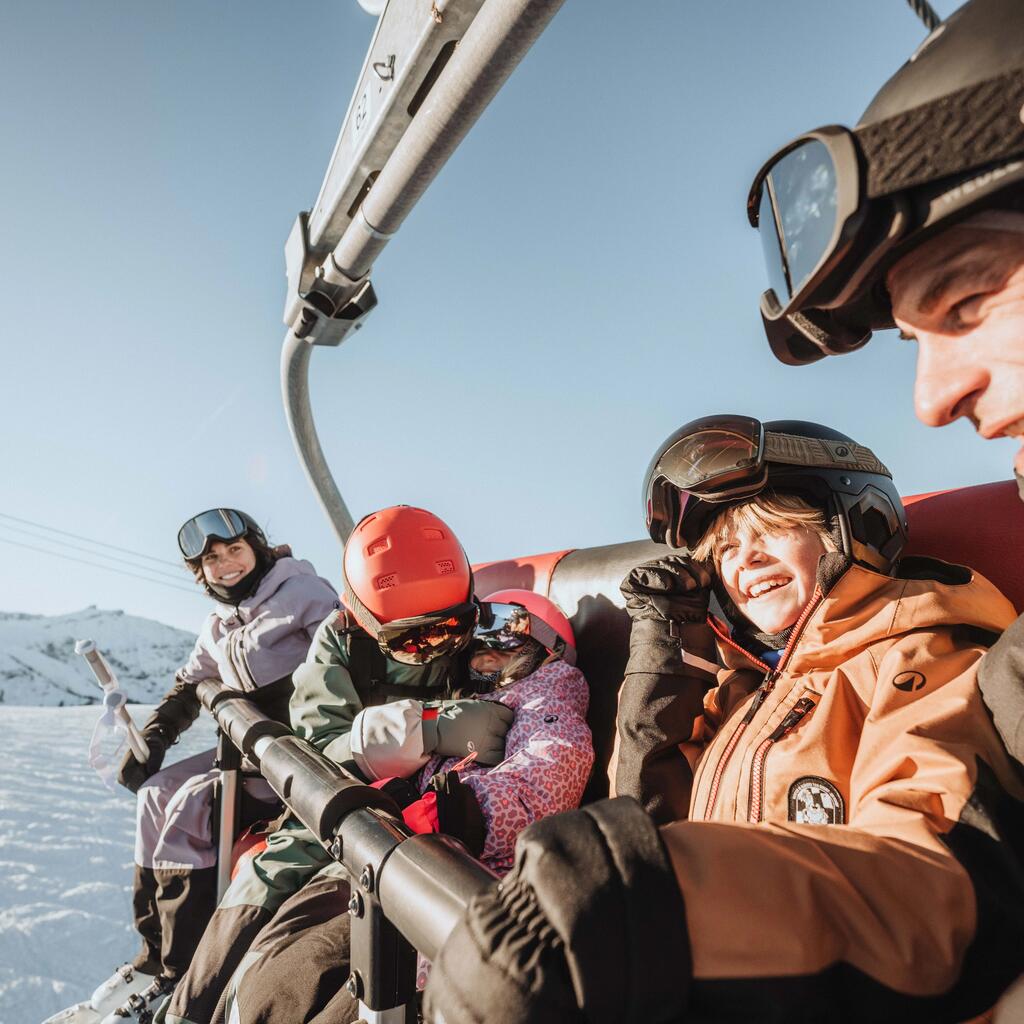 Familie im Skilift