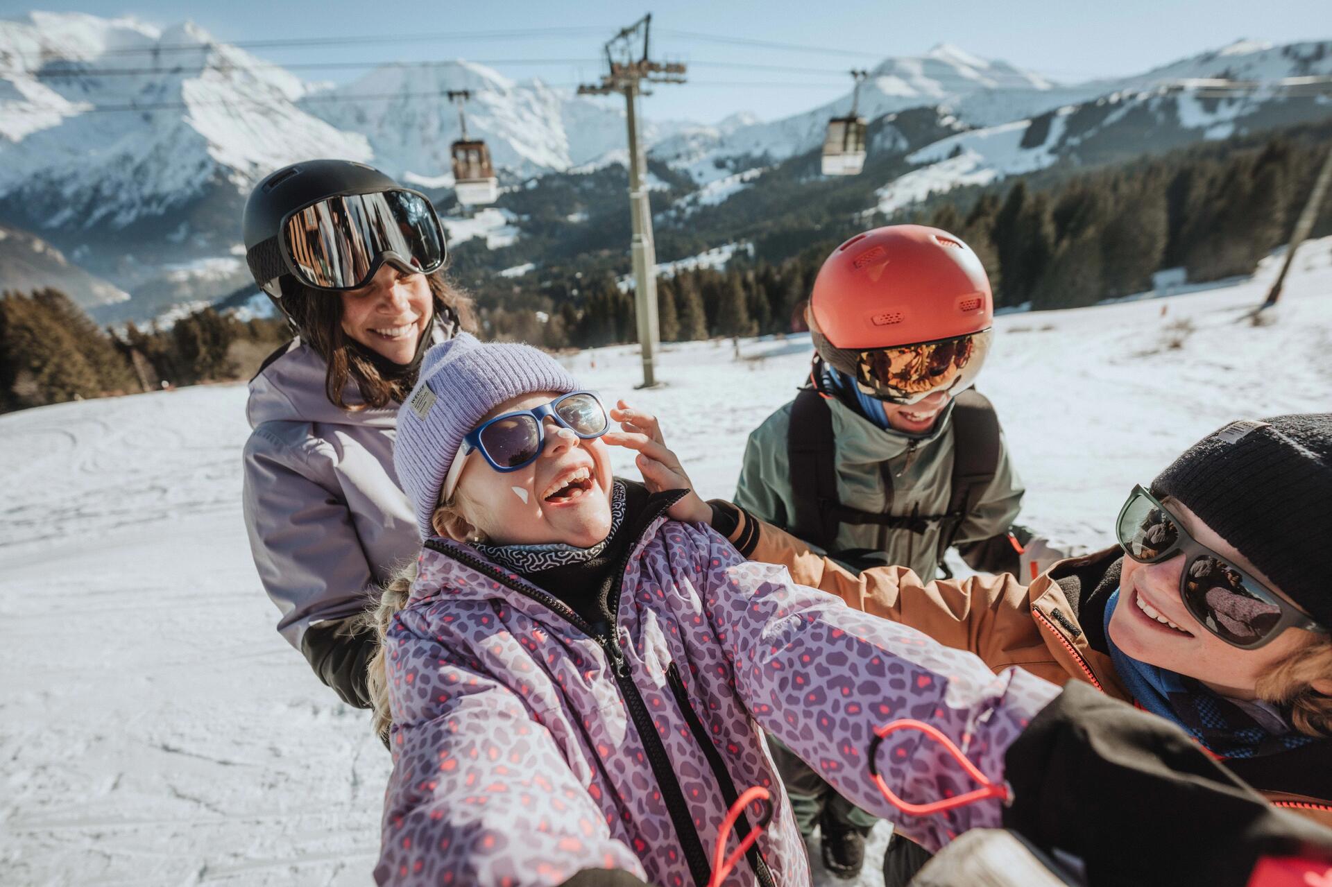 Groupe d'enfants s'amusant dans la neige