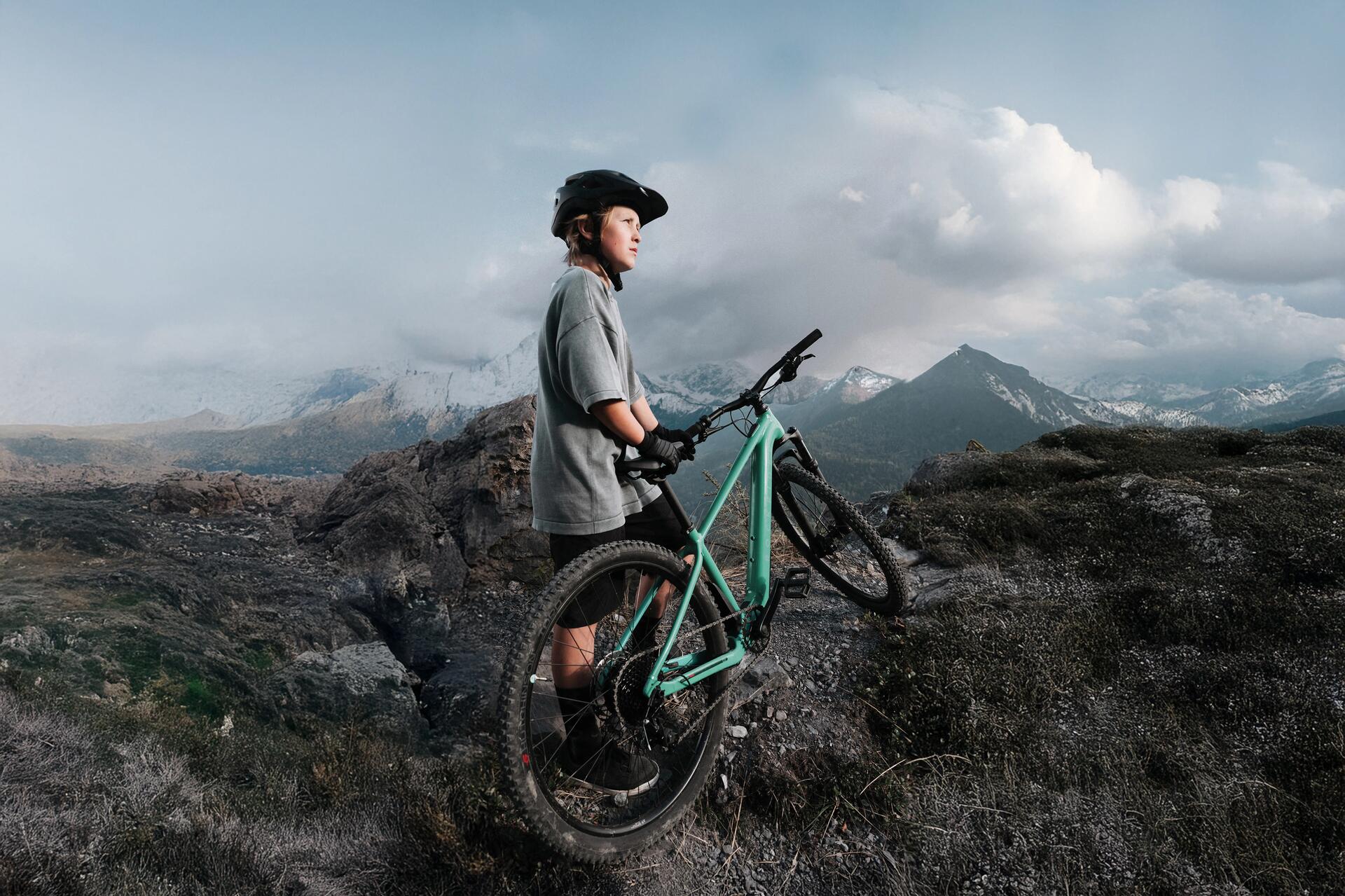Chłopiec z rowerem MTB
