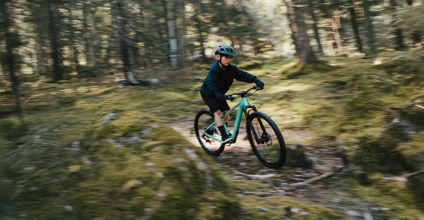 Kind fährt Mountainbike mit passendem Fahrradschlauch