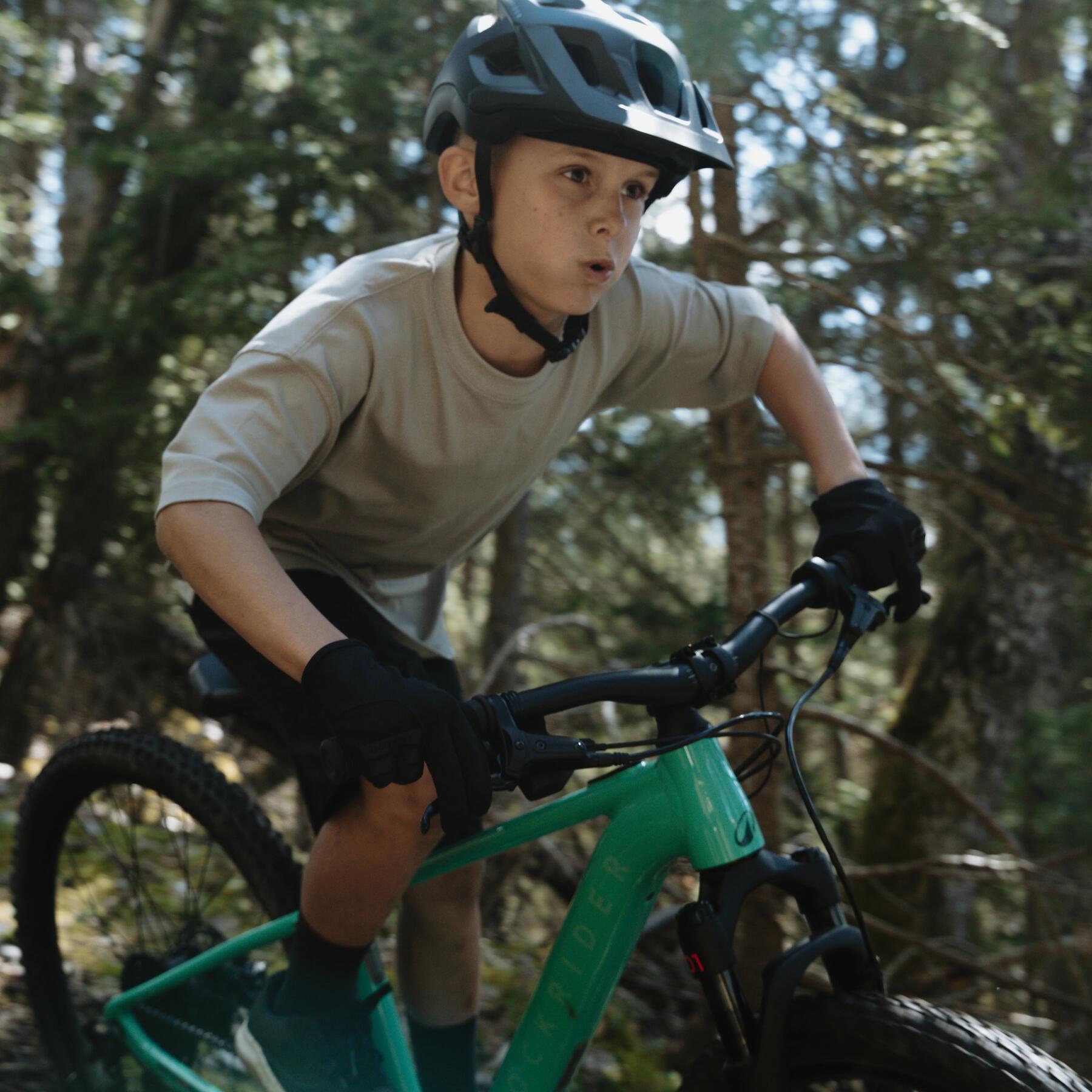 enfant qui fait du VTT