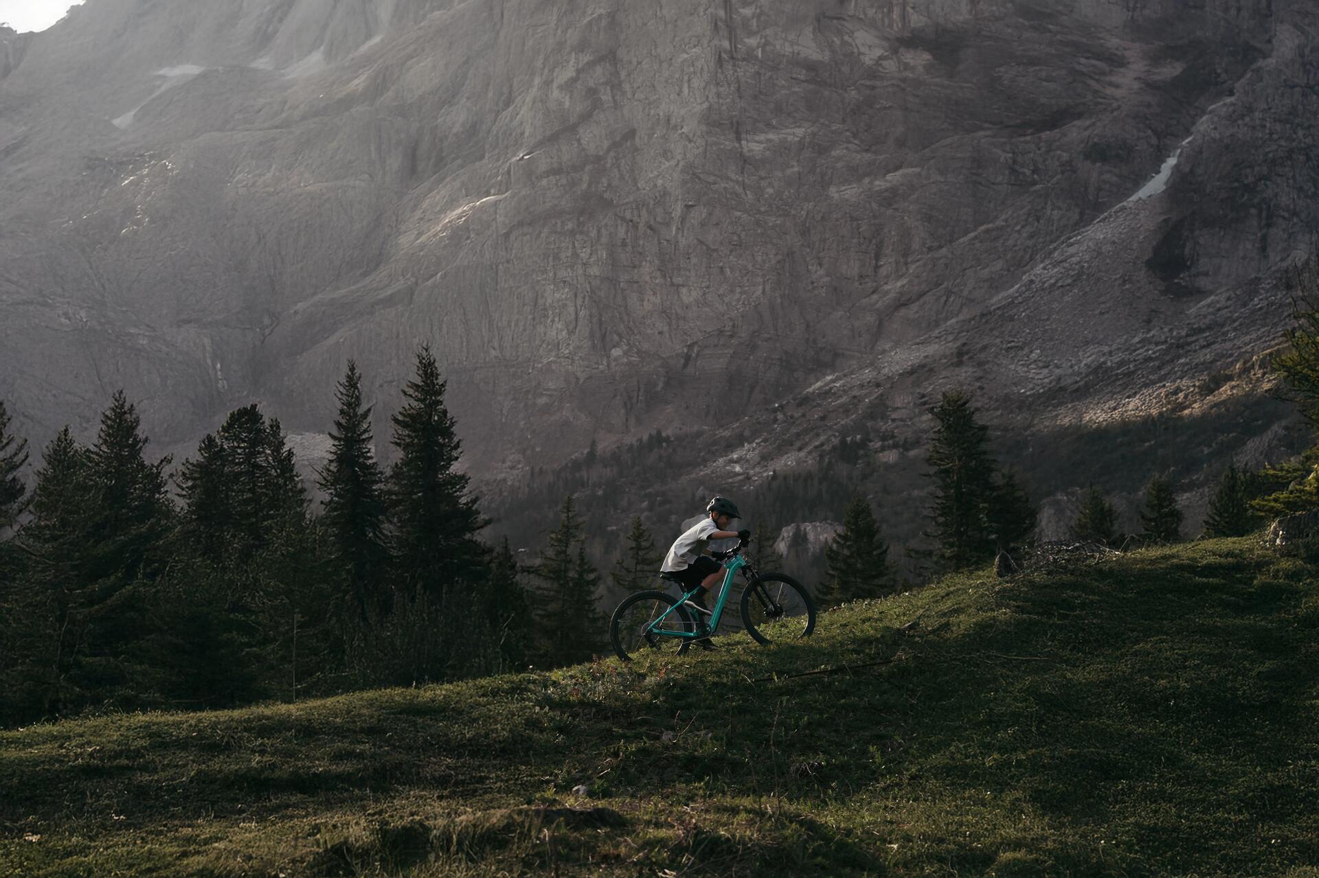 sphere media background sample