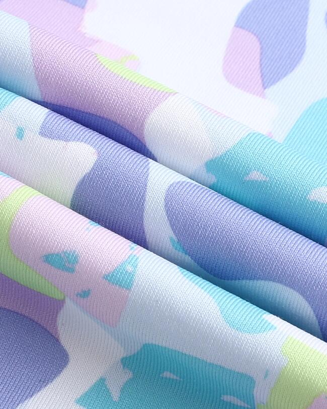 Bunter Stoff in blau, lila, gelb, rosa und weiß.