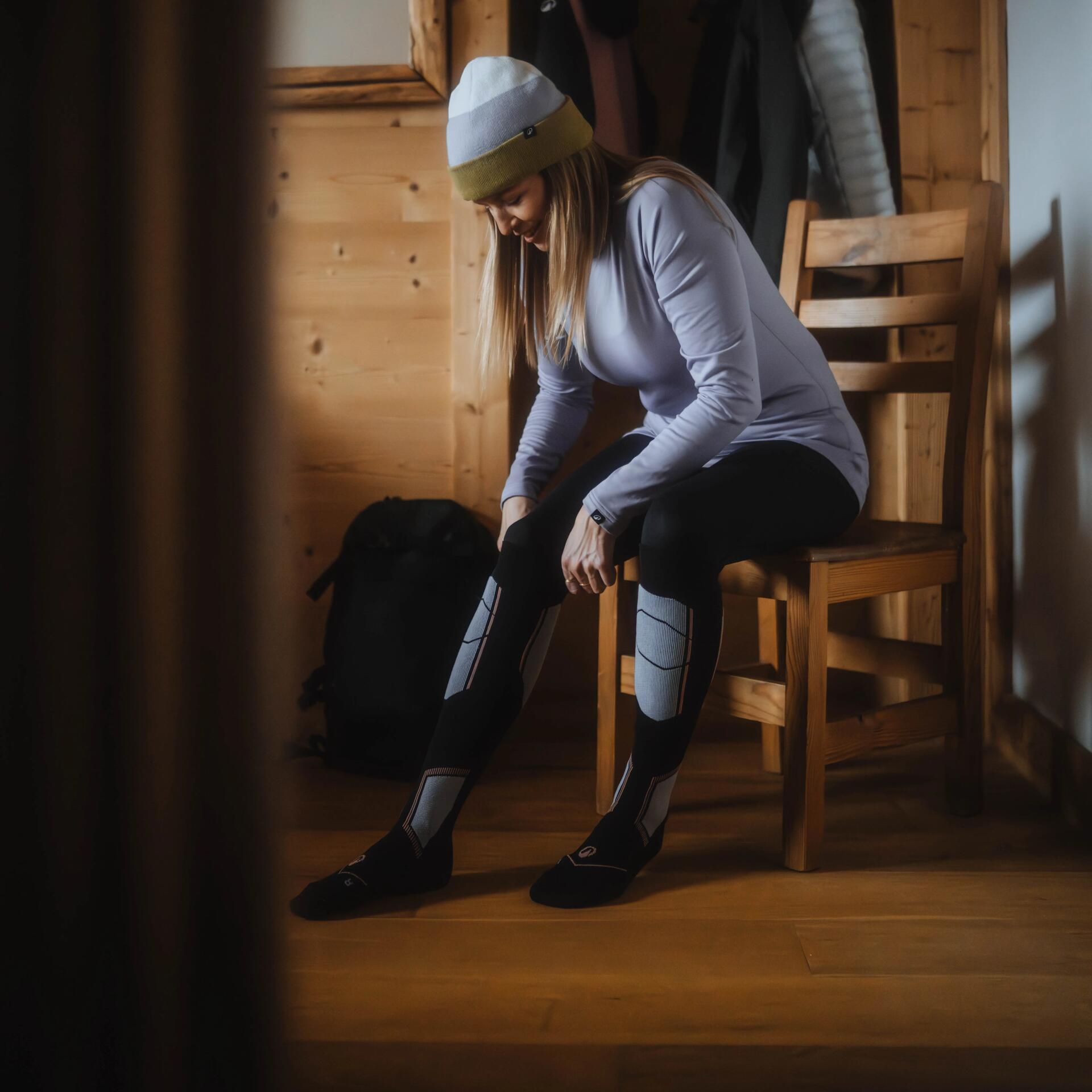woman putting on her ski socks decathlon