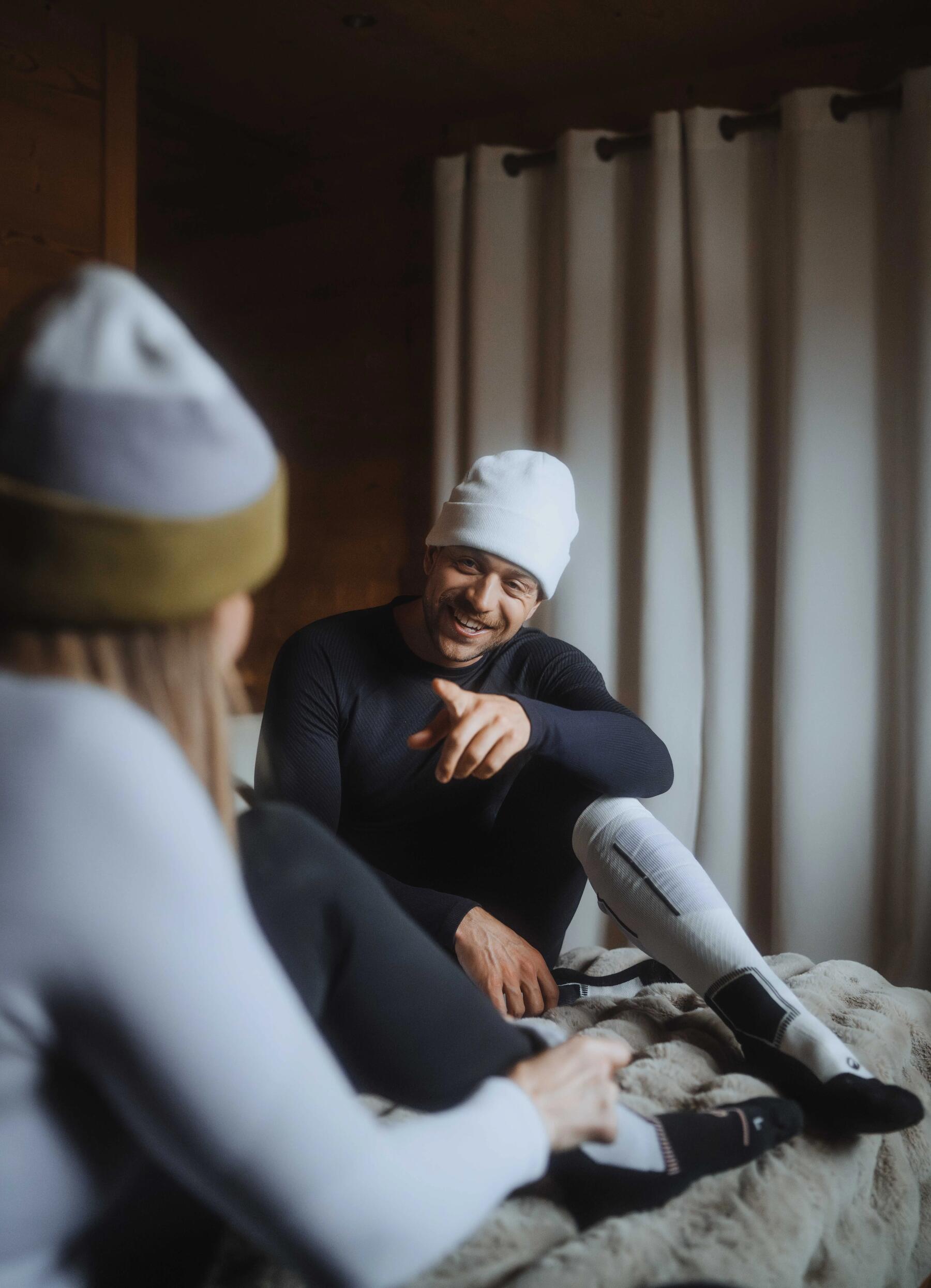 friends chatting in Decathlon thermal ski base layers