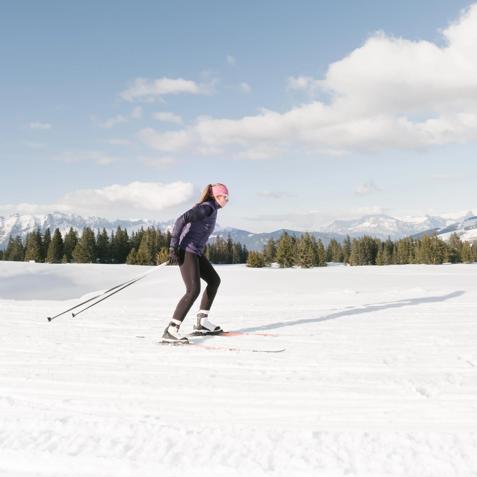 femme qui pratique le ski de fond