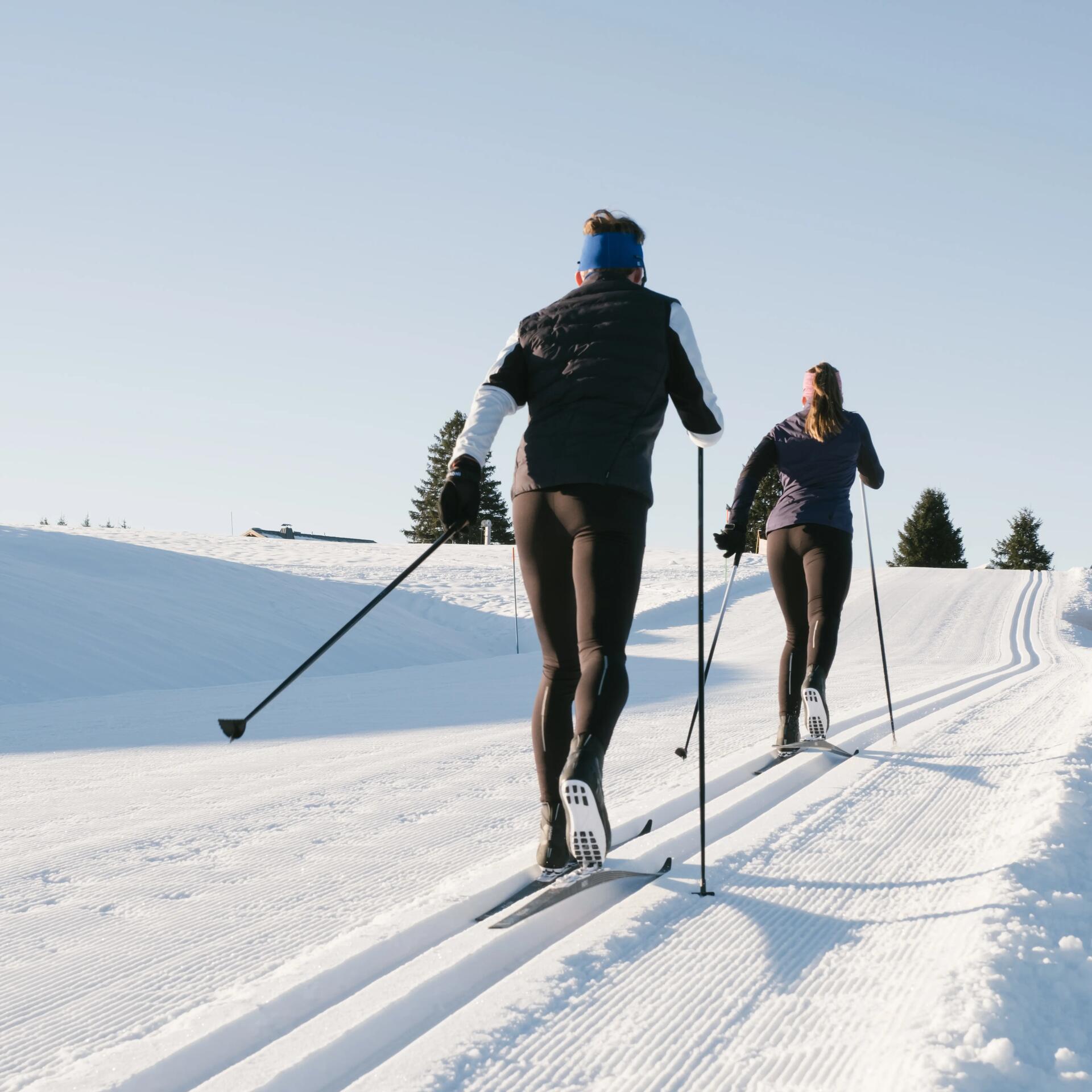 a woman and a man classic cross-country skiing decathlon Quechua