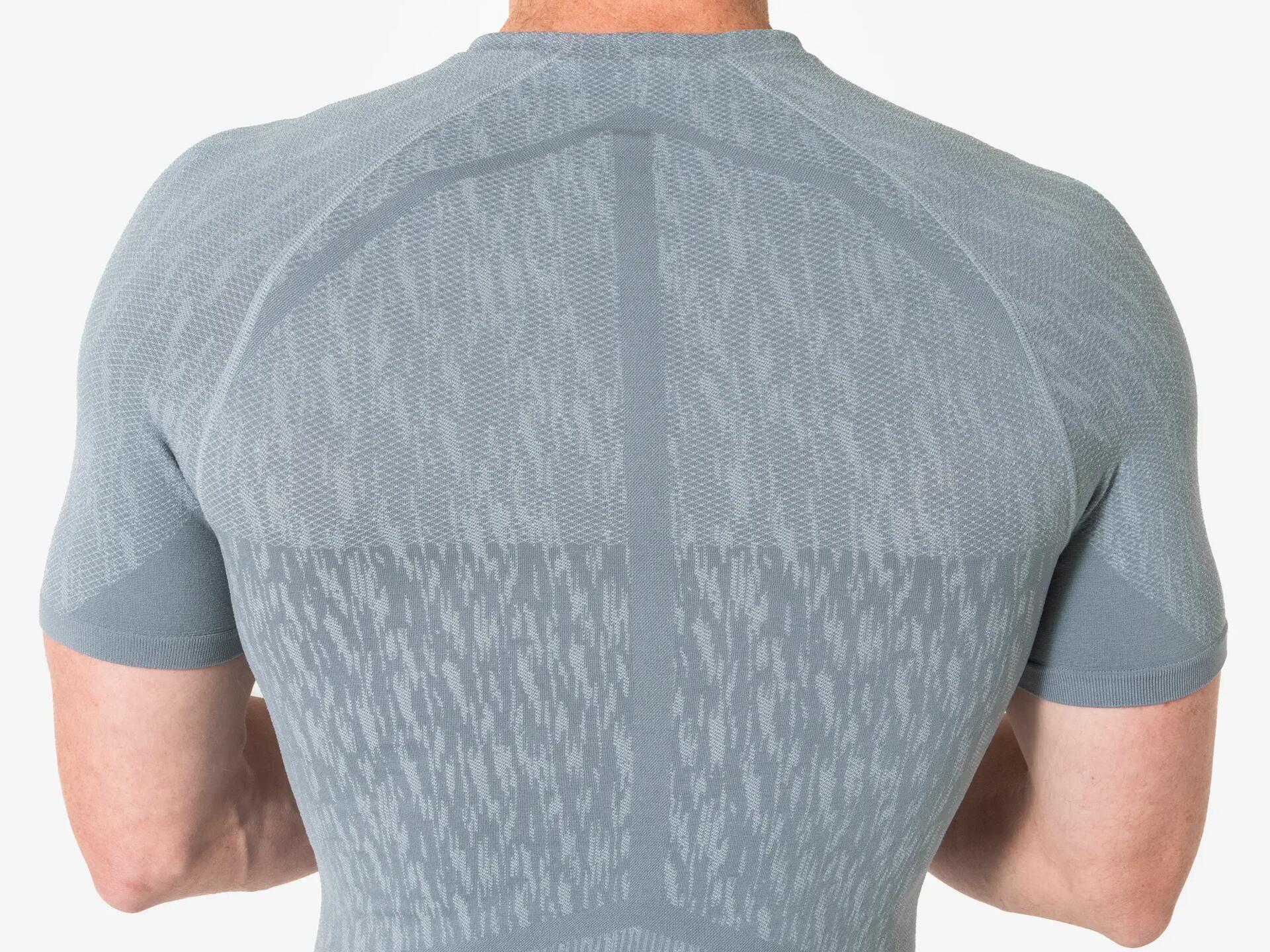 Testhezálló szürke férfi aláöltözet felső hátulról, jól látható technikai szövésmintával és ergonómikus szabással.