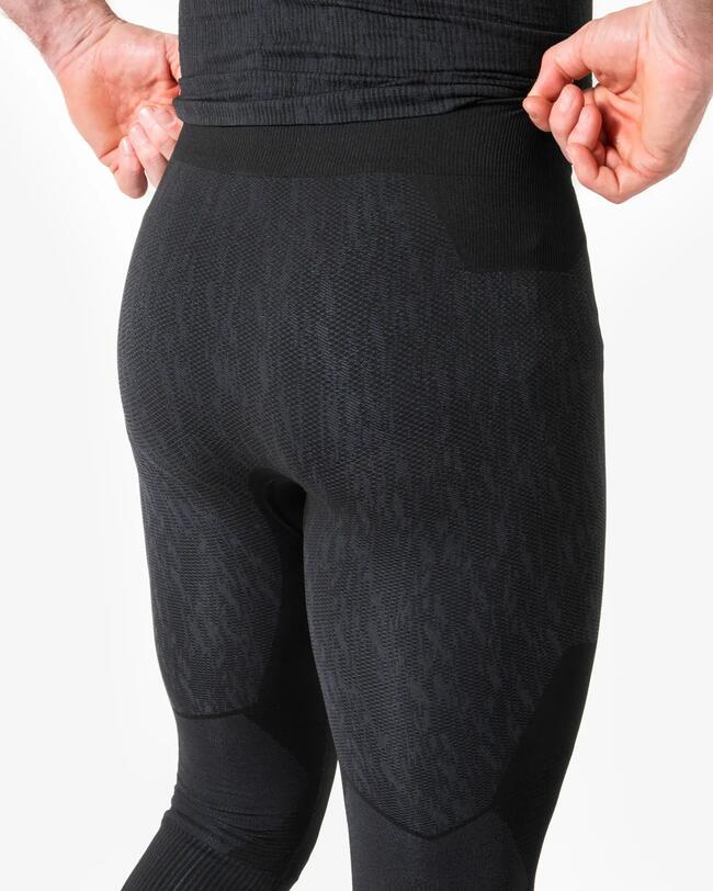Mann trägt schwarze Keepdry Tights. Aufnahme von hinten vor weißem Hintergrund.