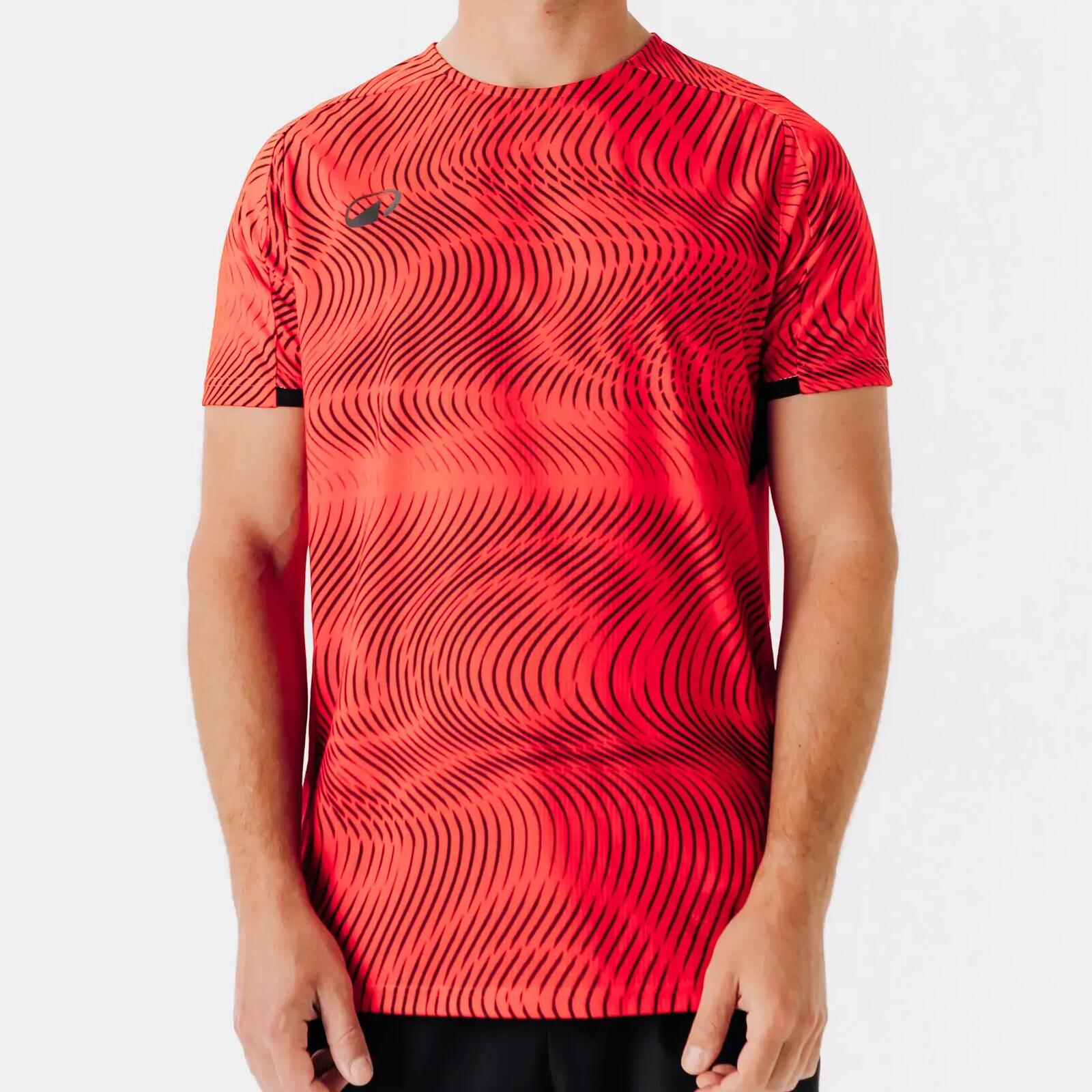 Mann in rotem Wavy Trikot vor weißer Wand.