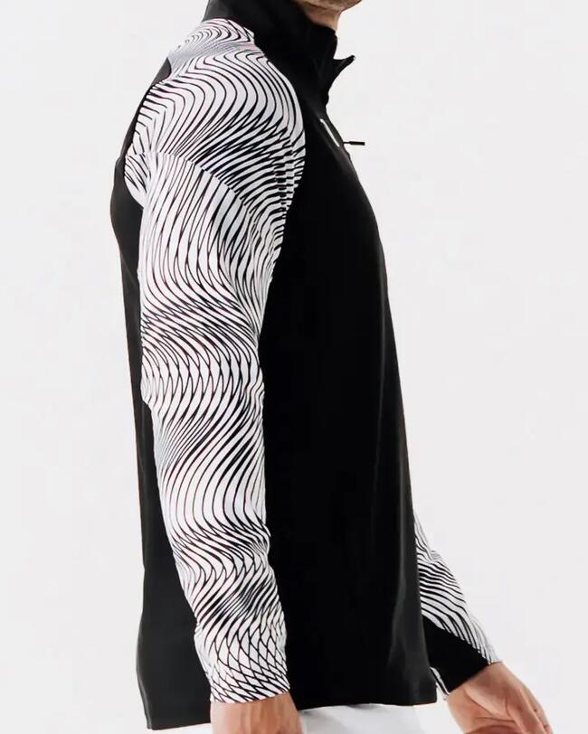 Kipsta Wavy Sweatshirt in schwarz-weiß vor weißem Hintergrund von der Seite getragen.