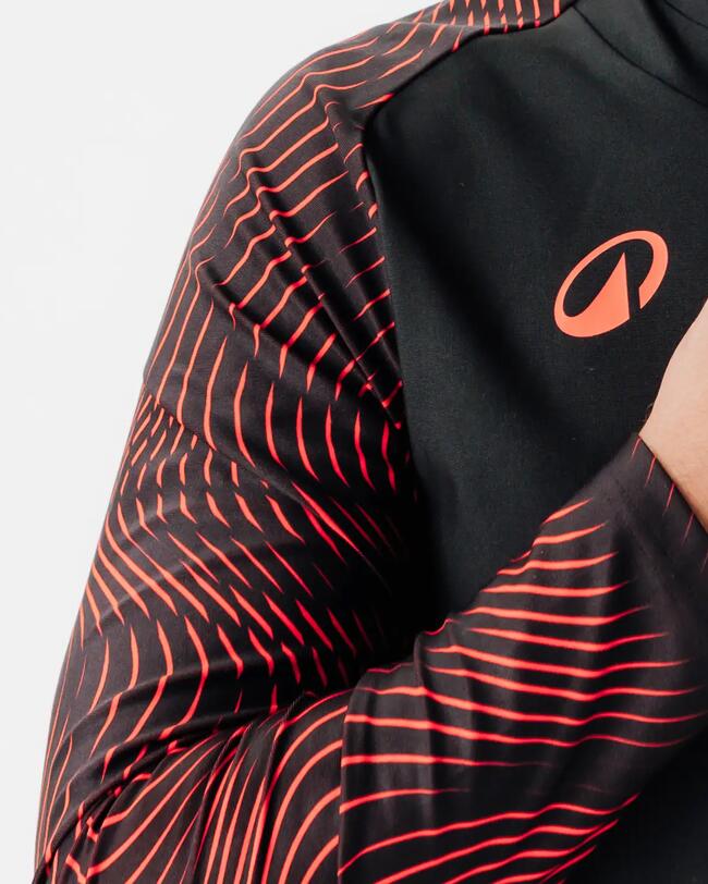 Nahaufnahme von Kipsta Wavy Sweatshirt in schwarz-rot mit sichtbaren Wellen am Arm. Weißer Hintergrund.