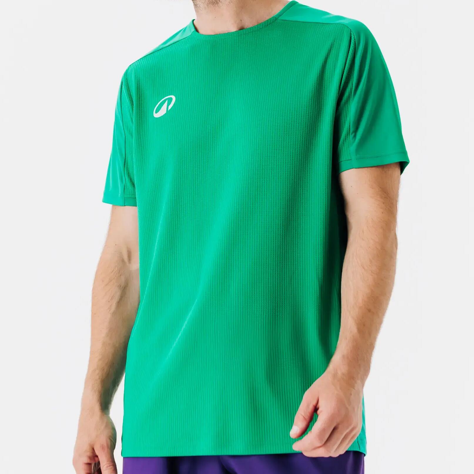 Mann in grünem Viralto Trikot vor weißer Wand.