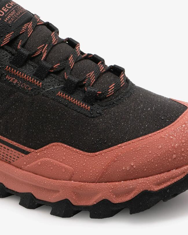 Schuh mit Regentropfen
