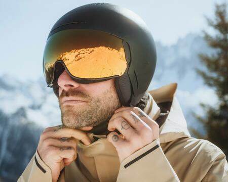Mann mit Skihelm und Skibrille