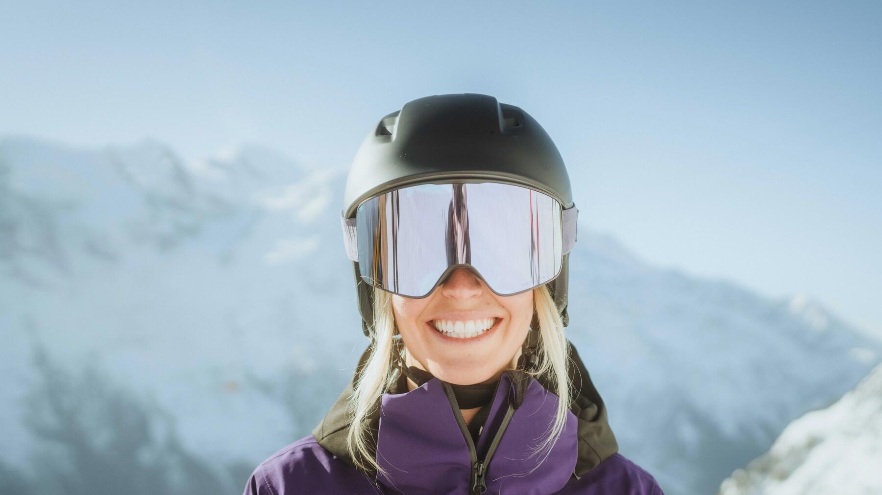 Frau nimmt Skibrille ab