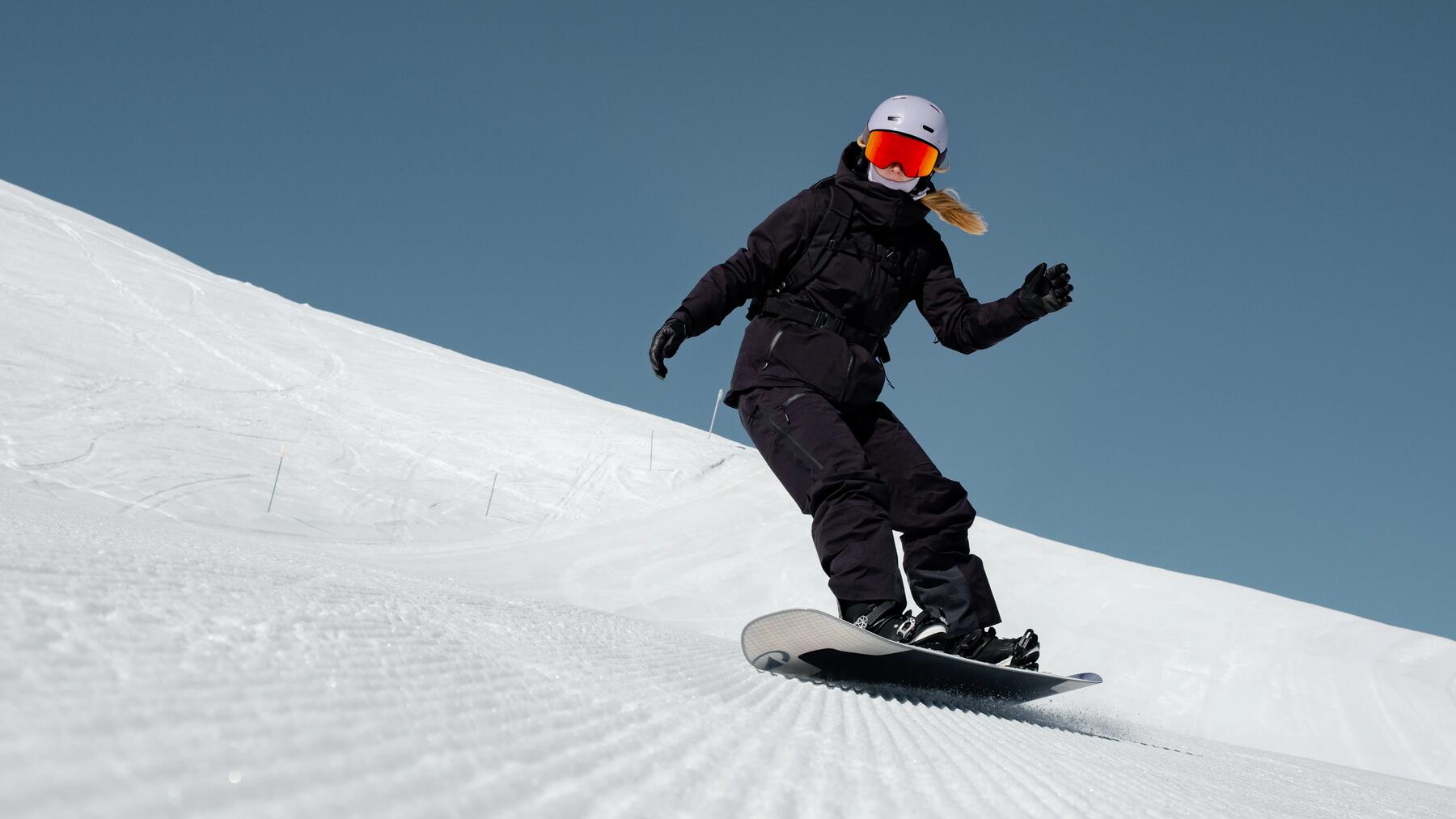 Snowboarder gaat helling af