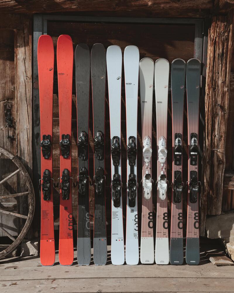 Skier stehen an Holzwand