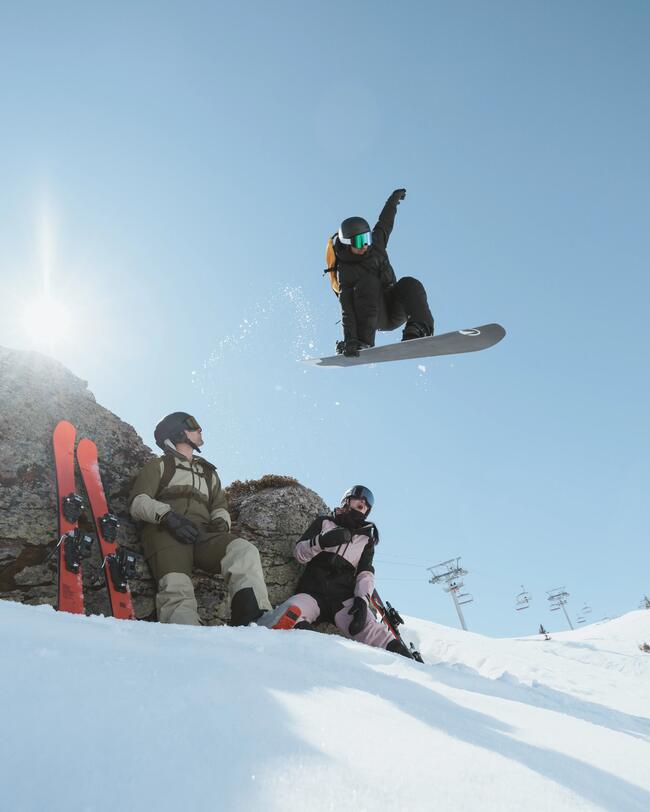 Mann am Snowboard fahren