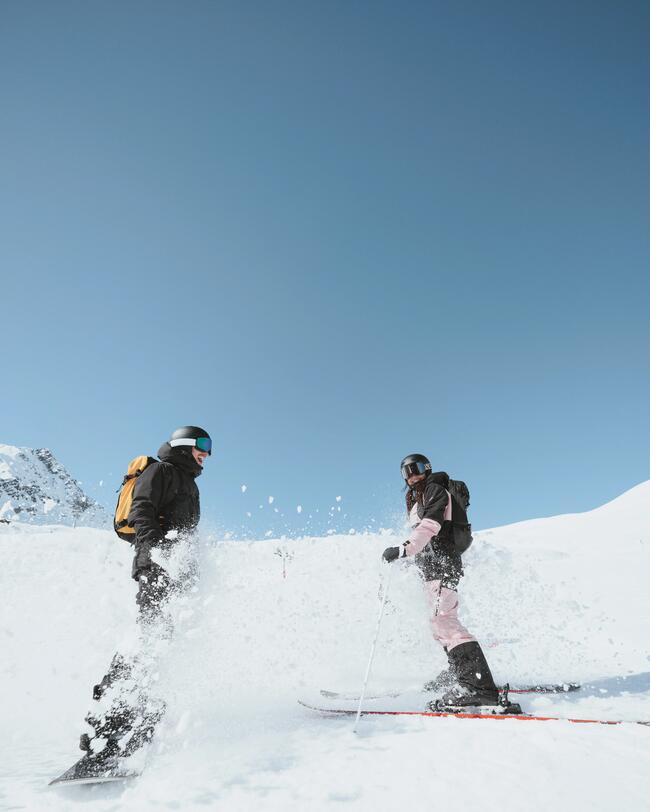 menschen am snwoboard fahren im hintergrund sind Berge
