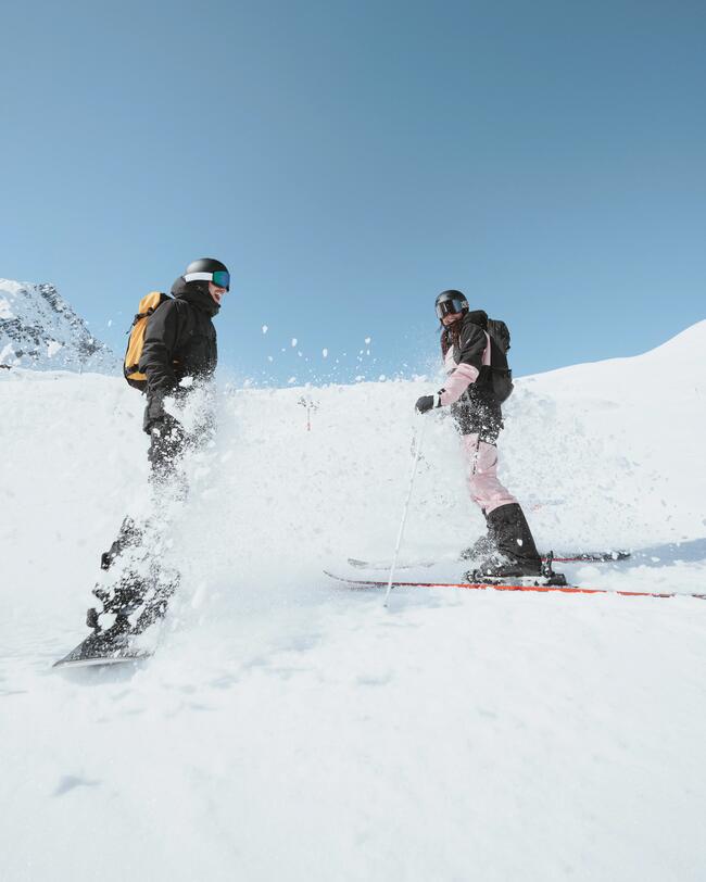 snowboard pe zăpadă pulvăr