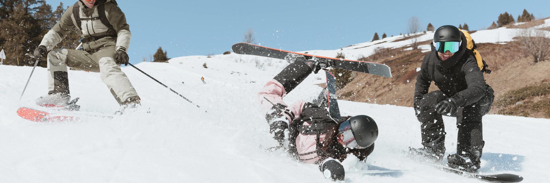 Vallende skiërs op berg met helm