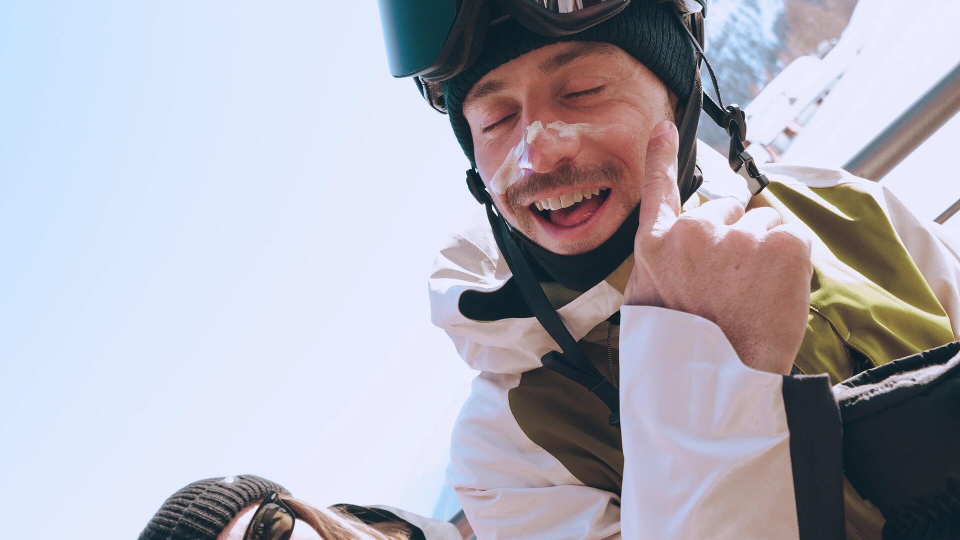 Homme appliquant de la crème solaire sur son visage
