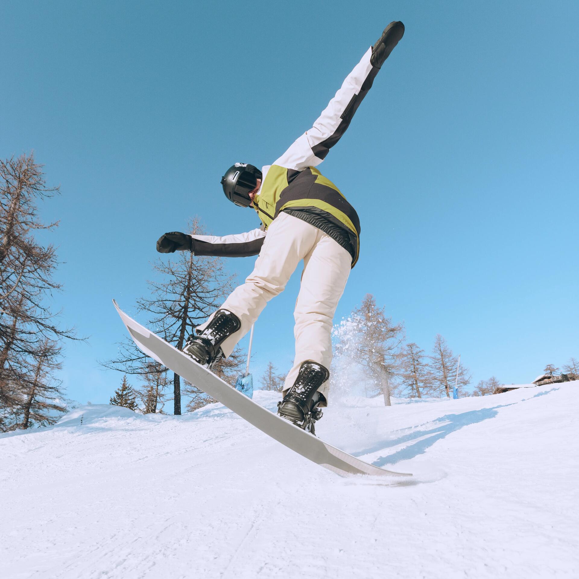 homme en snowboard decathlon dans la neige en station