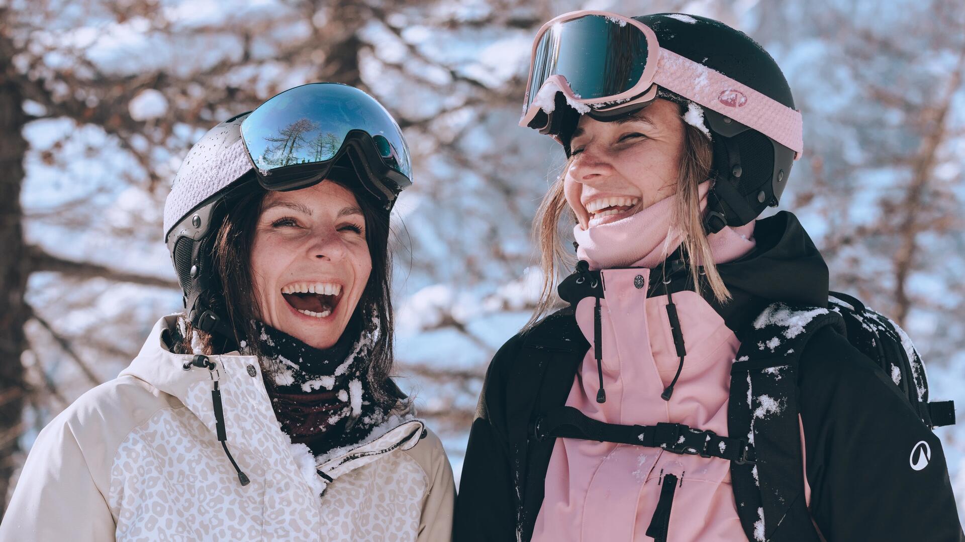 jeune fille portant des lunettes de ski