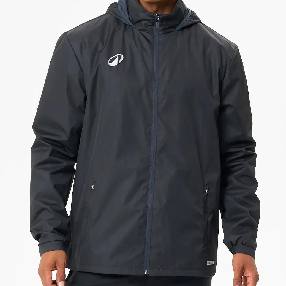 Mann in schwarzer Regenjacke vor weißem Hintergrund.