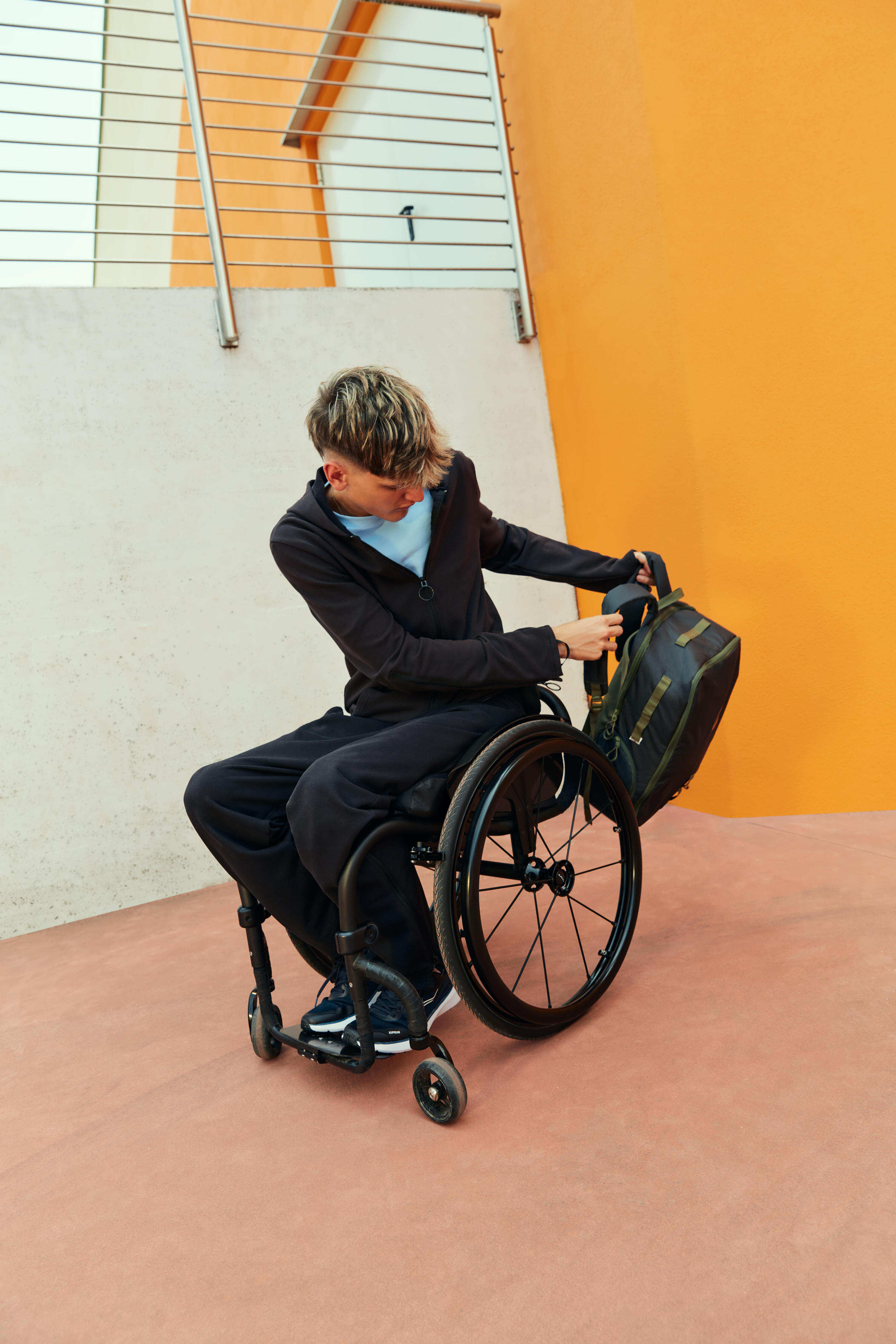Pantaloni tuta uomo mobilità ridotta regular fit cotone con zip neri 10/12