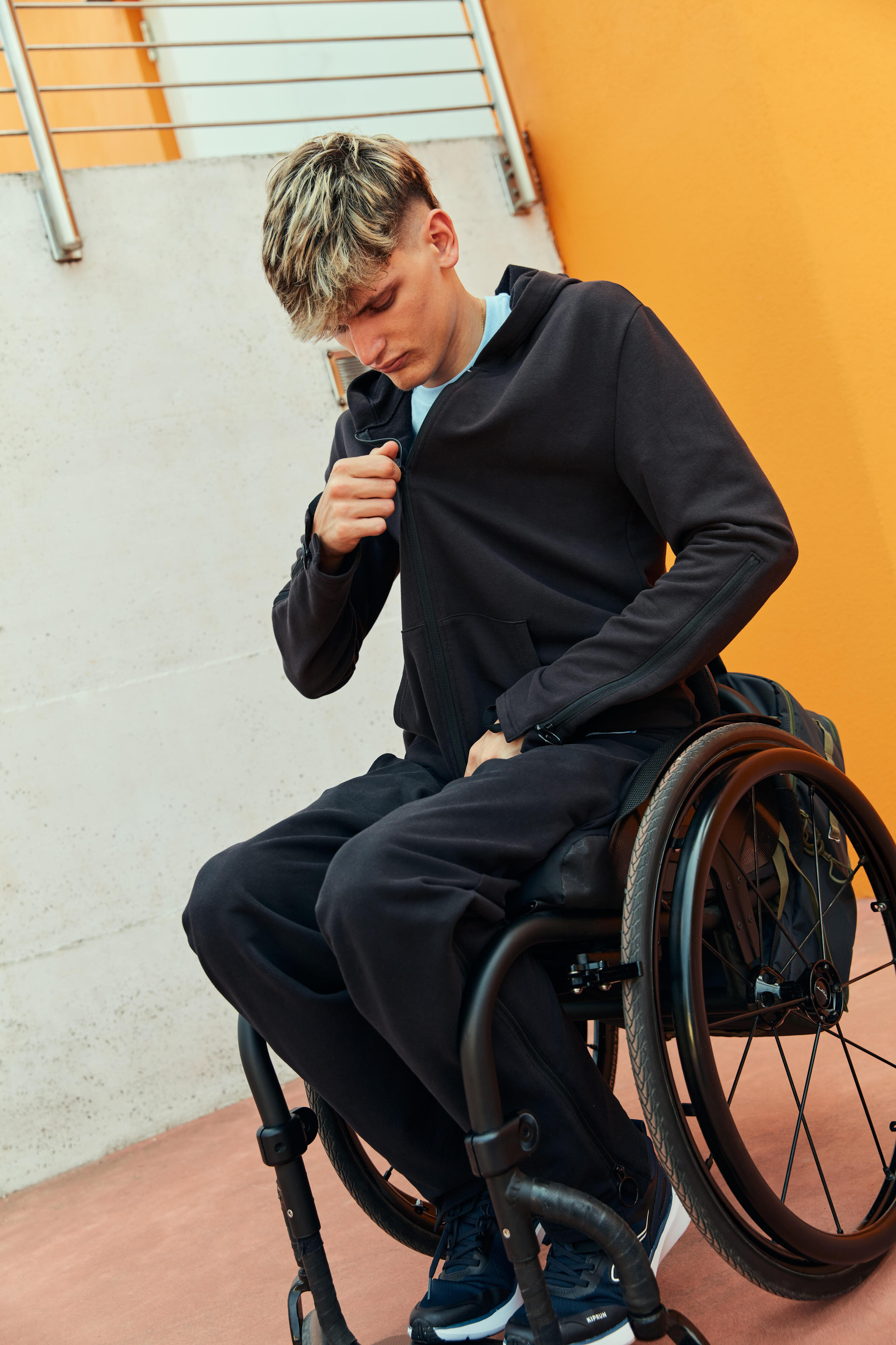 Gemakkelijk aan te trekken herensweater met rits zwart 2/12