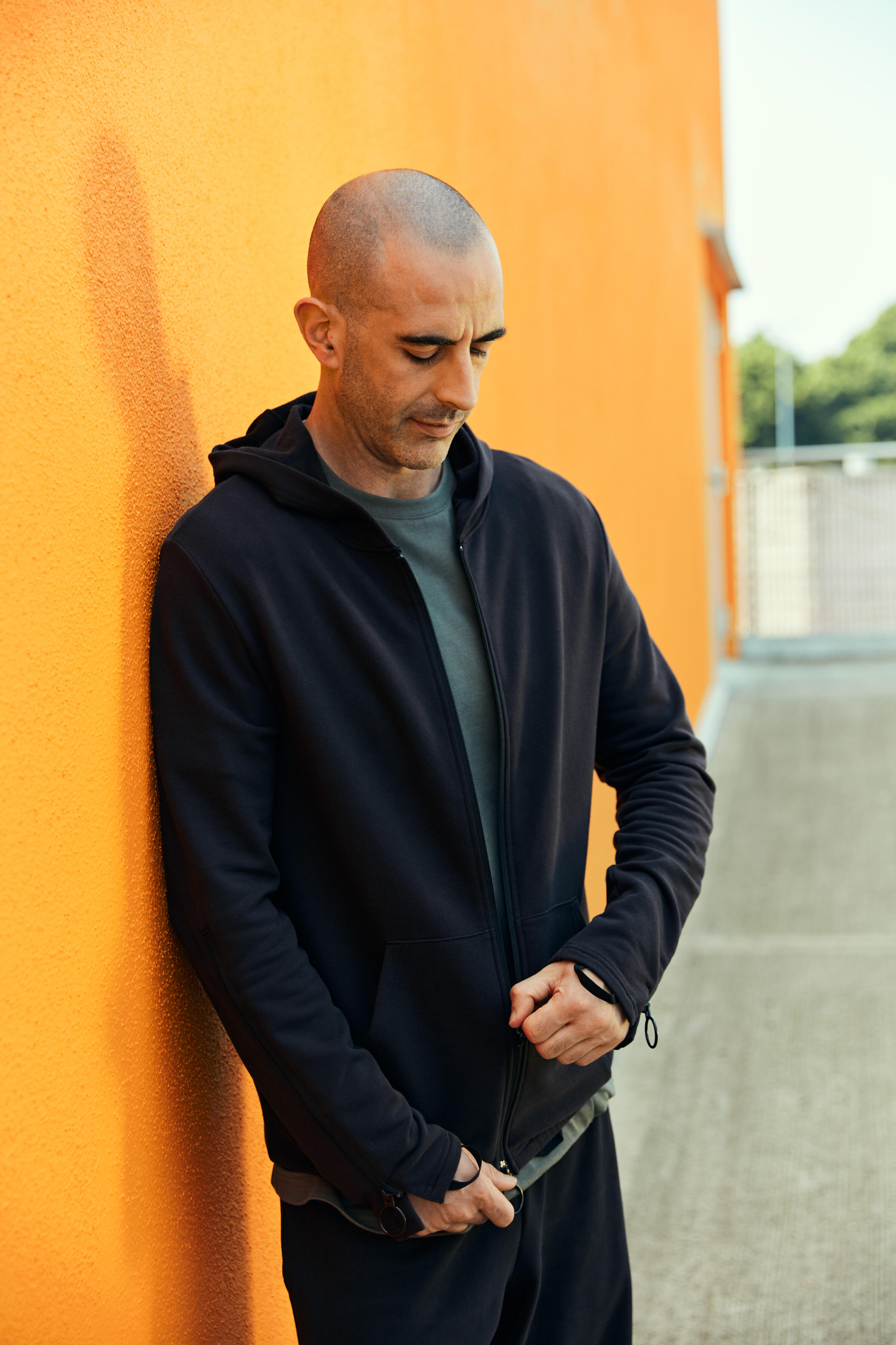 Gemakkelijk aan te trekken herensweater met rits zwart 8/12