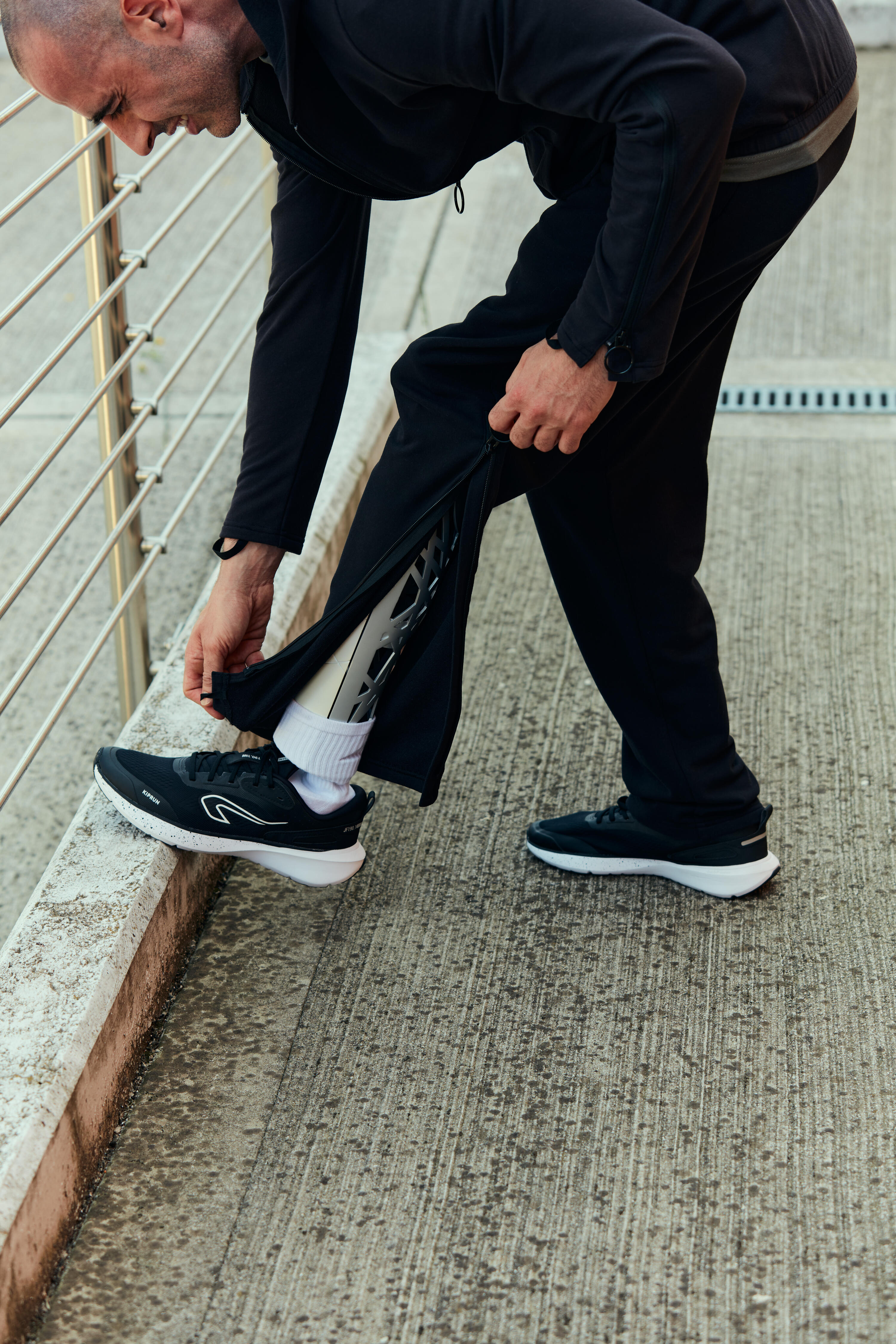 Pantaloni tuta uomo mobilità ridotta regular fit cotone con zip neri 2/12