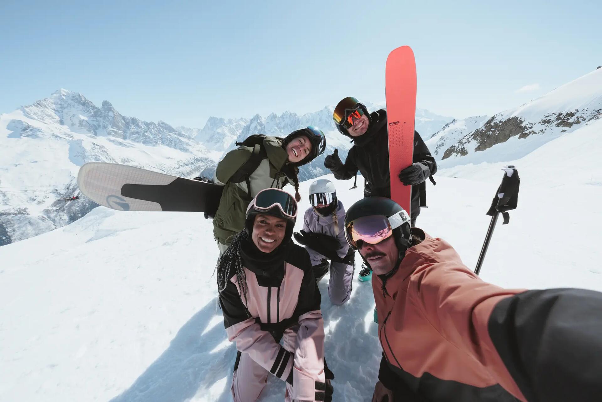 5 Personen auf der Skipiste machen ein Selfie.