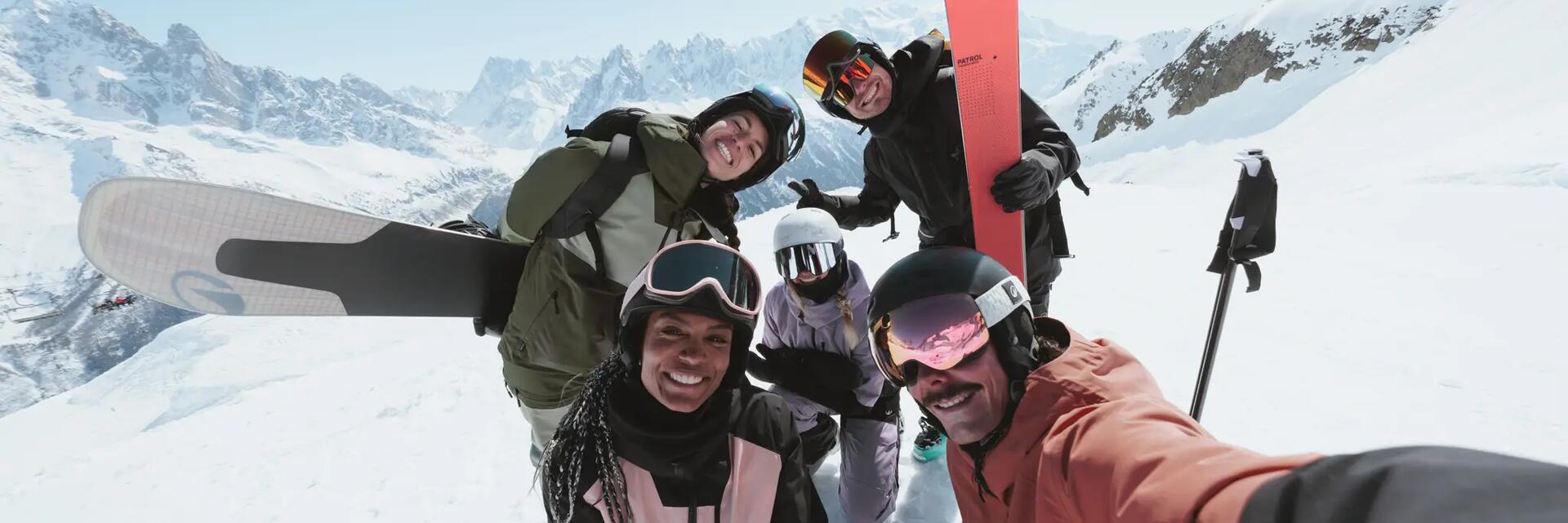 Gruppe von Freunden beim Skifahren