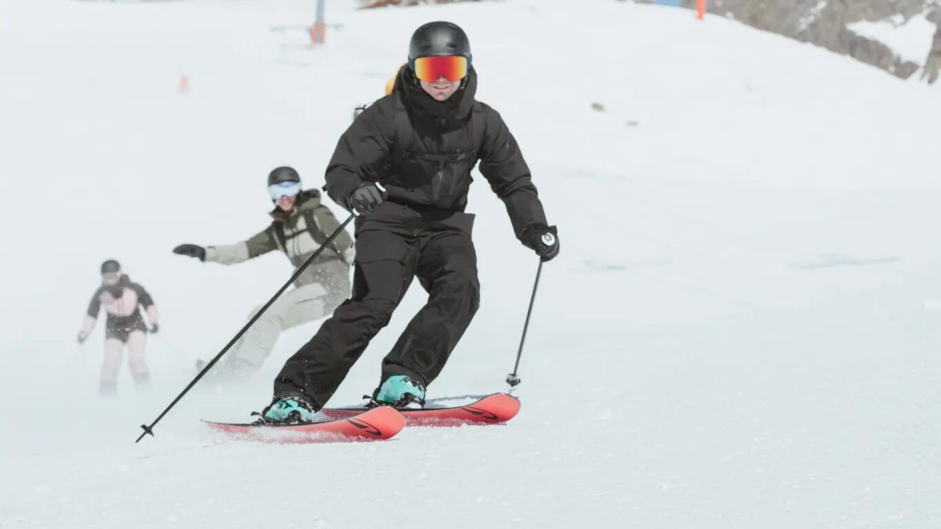 Ludzie uprawiający sporty zimowe na stoku