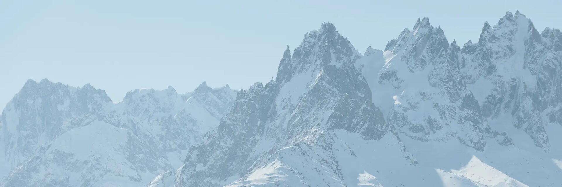Mehrere personen in den Bergen auf Ski.